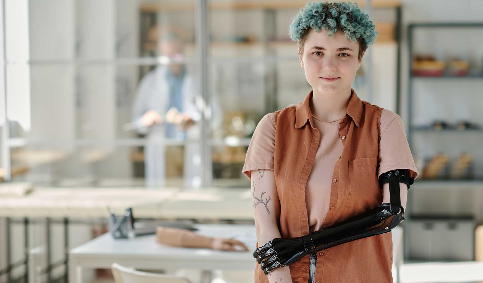 Junge Frau mit Armprotese - EUTB Verden Osterholz - Teilhabeberatung