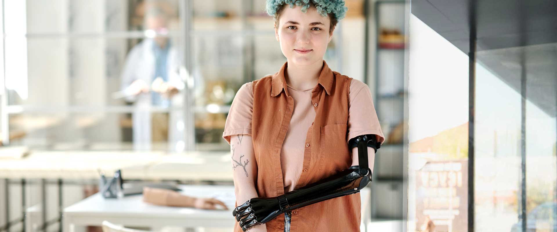 Junge Frau mit Armprotese - EUTB Verden Osterholz - Teilhabeberatung